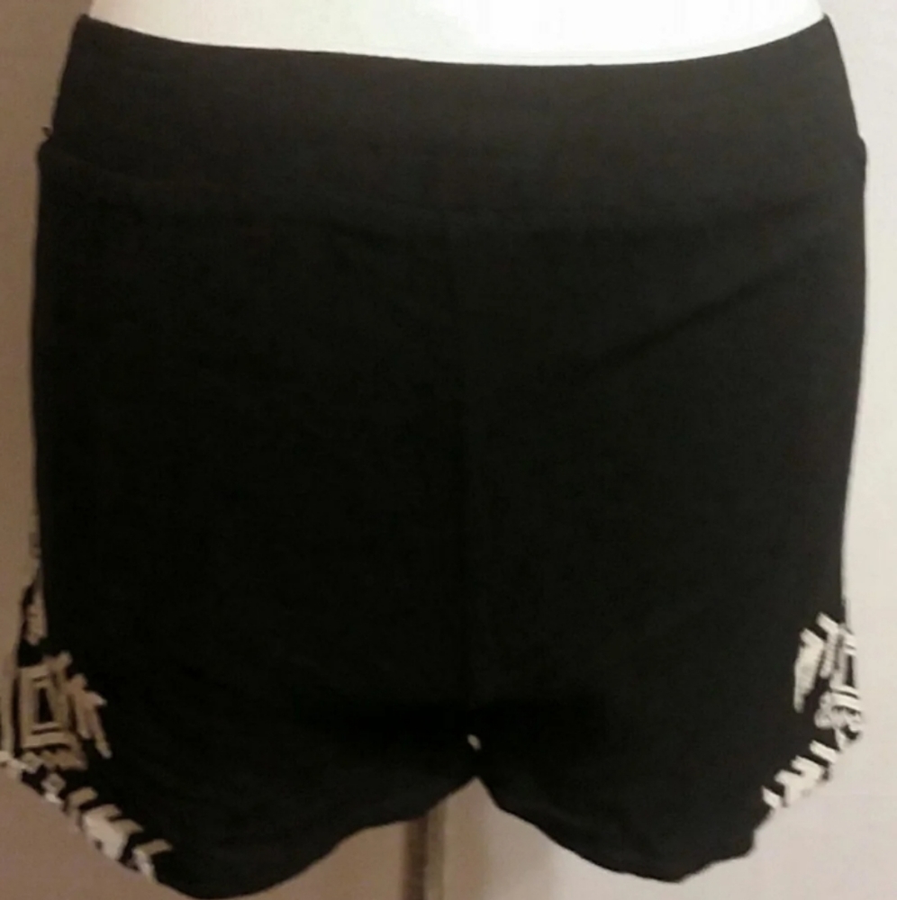 Vestique Shorts M Black White Embroidered  (0937)